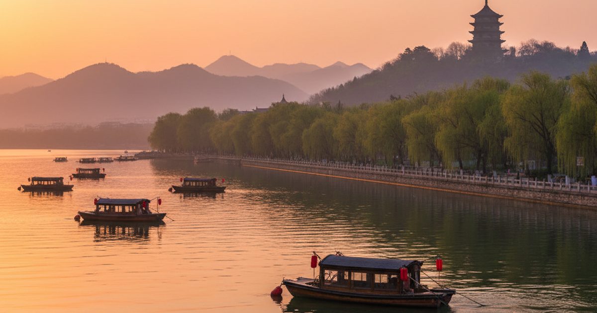 West Lake em Hangzhou com névoa suave, pontes e colinas ao fundo