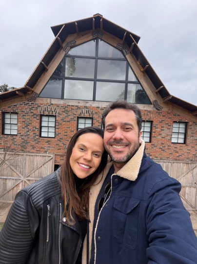 Chegada ao Punta Blanca Ranch, com a casa principal em A frame de tijolos aparente ao fundo