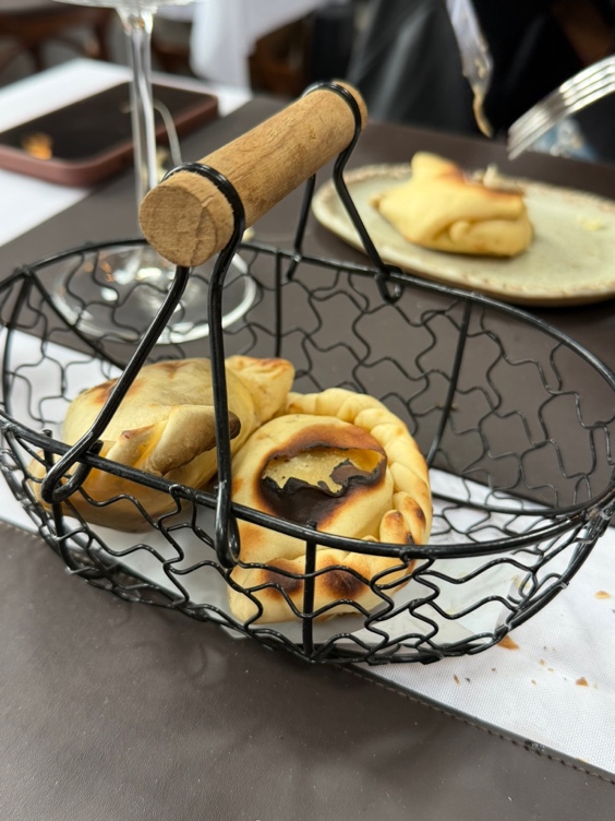 Cesta de empanadas argentinas servidas no Grindhouse Ranch