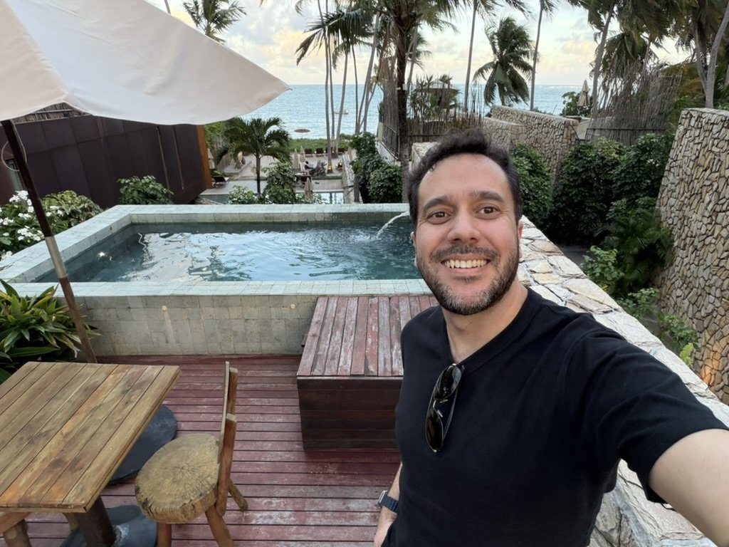 Piscina privativa da suíte do Pedras do Patacho no fim de tarde, com o mar da Praia do Patacho ao fundo