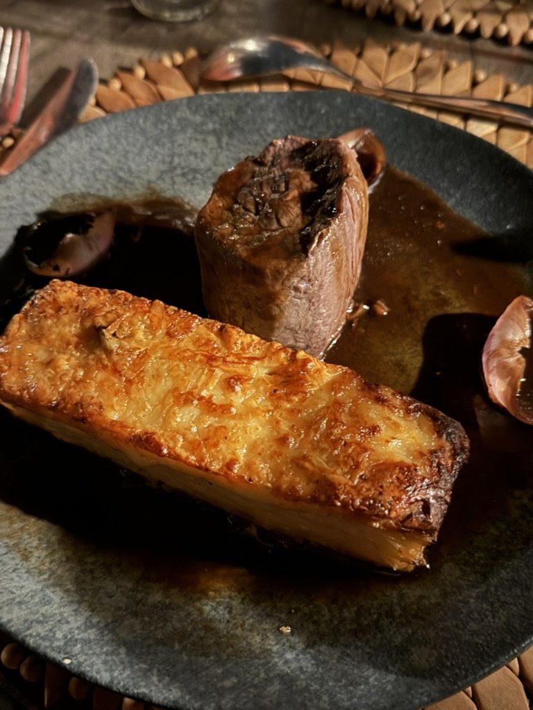 Corte de carne com batata gratinada e molho reduzido no restaurante do Pedras do Patacho