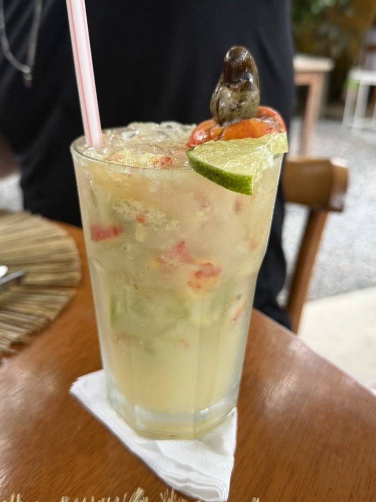 Caipirinha de frutas com castanha de caju no lugar do palito