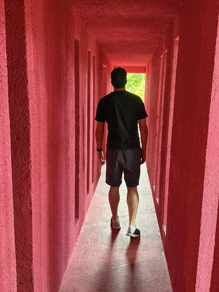 Corredor de paredes coloridas do Pedras do Patacho, com a luz no fim do túnel