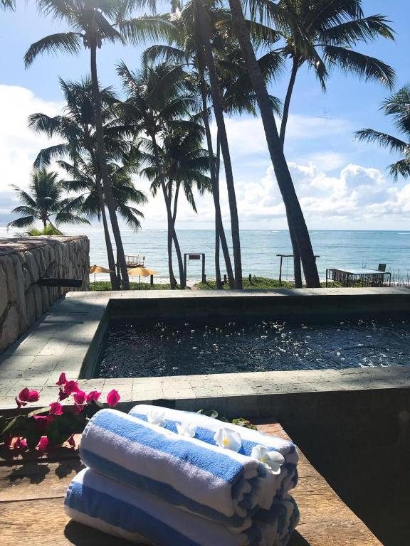 Piscina privativa da suíte do Pedras do Patacho, de borda revestida e voltada para o mar