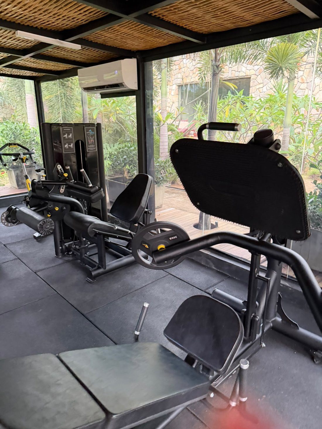 Máquinas de leg press na academia do Pedras do Patacho, com ar condicionado e vista para o jardim