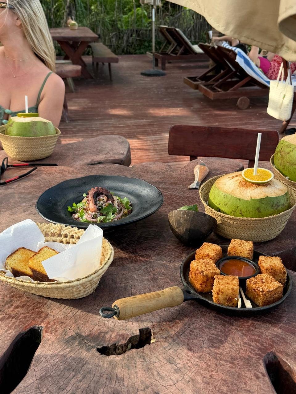 Petiscos à beira-mar no Pedras do Patacho: salada de polvo, cestinha de pães e cubos crocantes