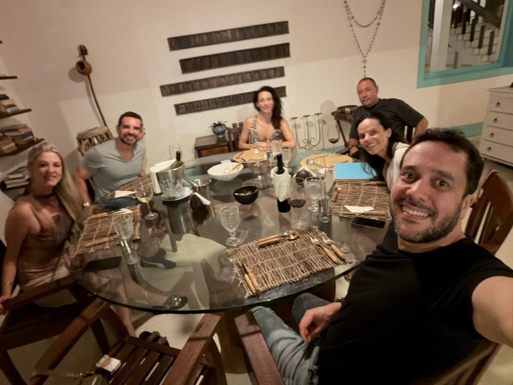 Jantar do primeiro dia na Casa Brasileira, hotel galeria que já foi a casa de praia de Ricardo Semler